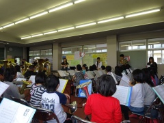 元気な小学生の金管バンド
